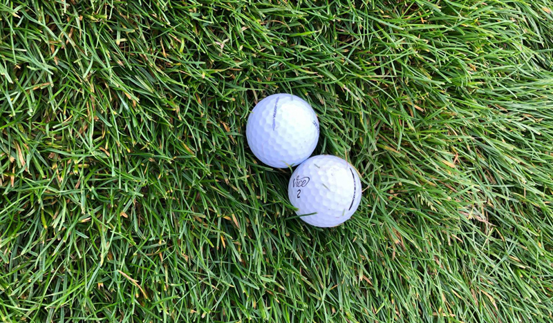 Hai bóng chạm nhau trên sân golf