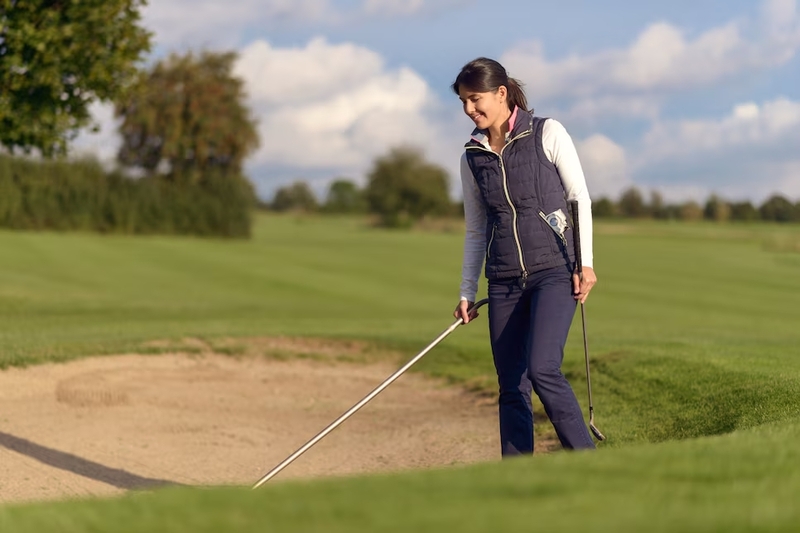 Người chơi nên cào cát sau khi đánh golf từ bunker