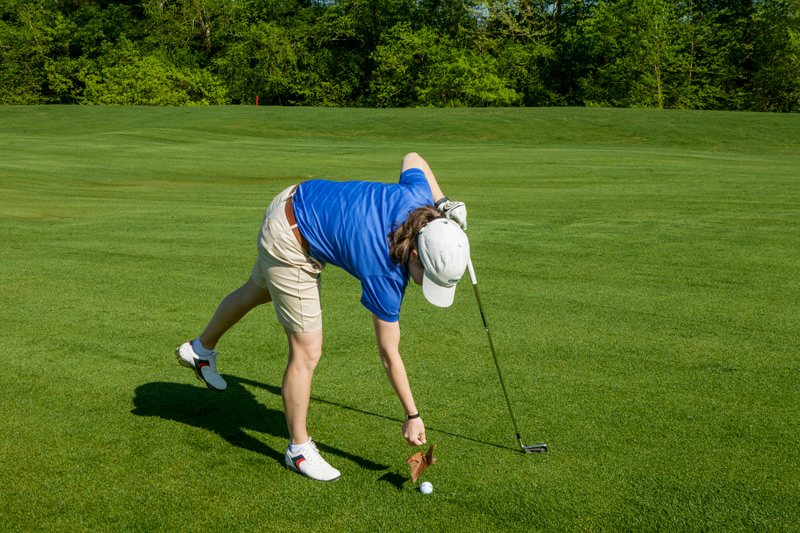 Chạm vào bóng golf