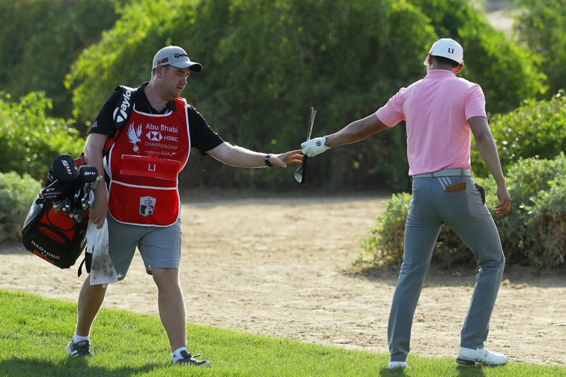 Gậy bị vỡ sau cú đánh