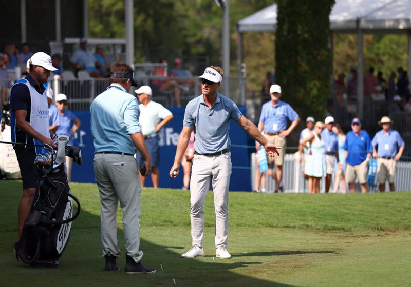 luật golf chạm vào bóng