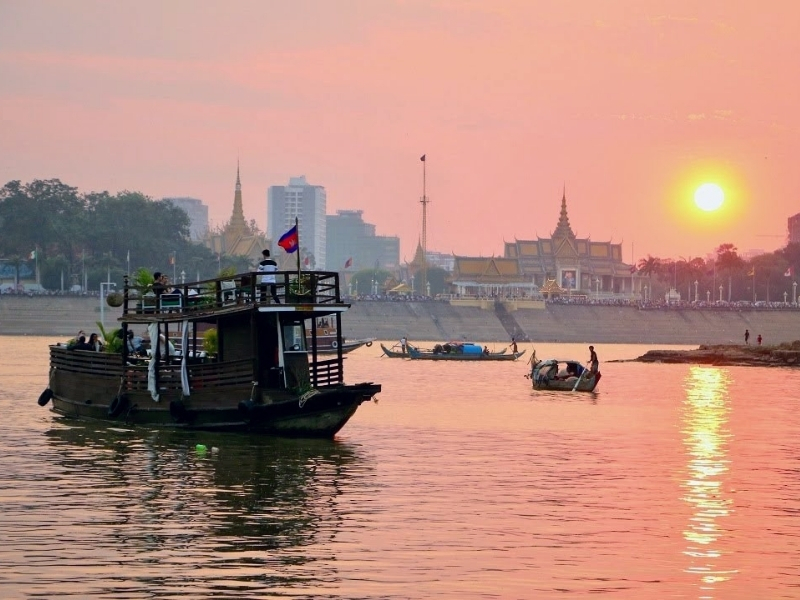 Đi thuyền ngắm hoàng hôn trên sông Mekong