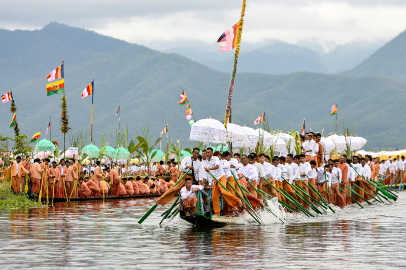 Lễ hội đua thuyền trên hồ Inle