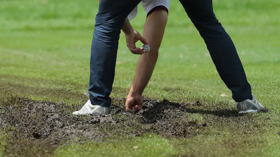 Bóng golf lún trong bùn