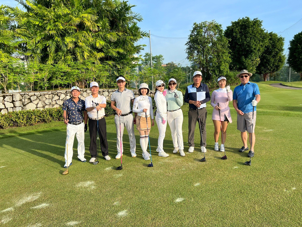 Đoàn khách AT Travel Vietnam trải nghiệm sân golf tại Singapore