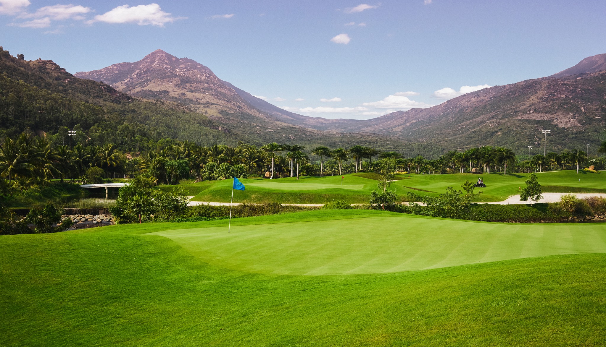 Diamond Bay Golf & Villas - Over 40 indoor and outdoor turf bays - Dedicated areas for chipping, pitching, and putting practice - Five distinct bunker practice areas - Lessons available - Floodlit for nighttime practice - Food and beverage services, pro shop.